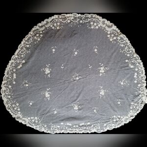 Vintage 1970s Fingertip Length Bridal Veil, Tulle w/ Floral Lace Design